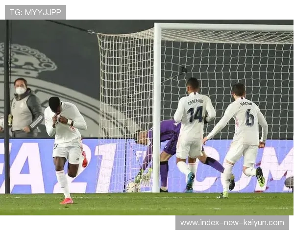 维尼修斯转身抽射命中皇家球网